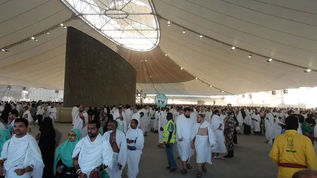 Cemerât köprüsünün içinde bir cemrenin önündeki hacılar
