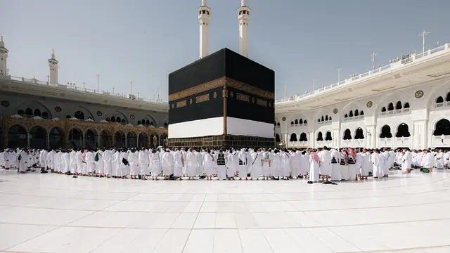Mescid-i Haram’ın beyaz mermer avlusunda Kâbe