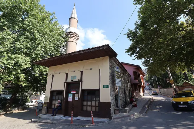 Üç Kurnalı Camii