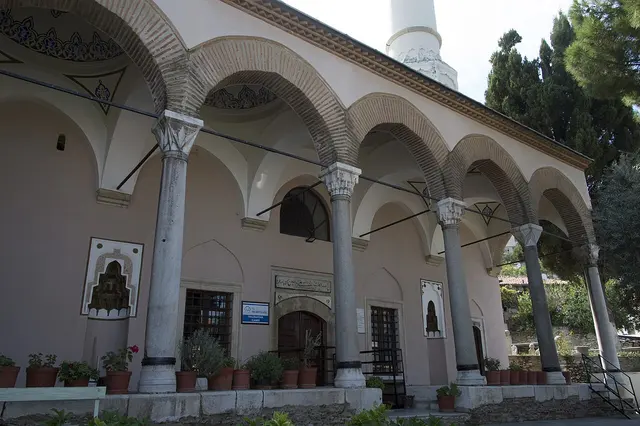 Yalınayak Camii