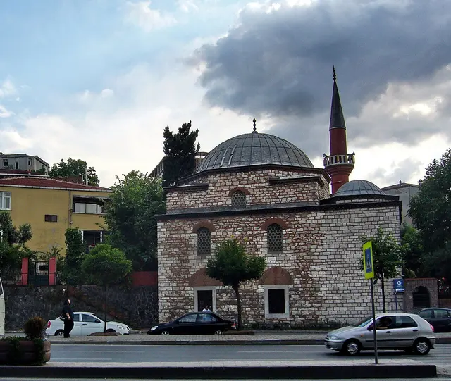 Üçmihraplı Camii