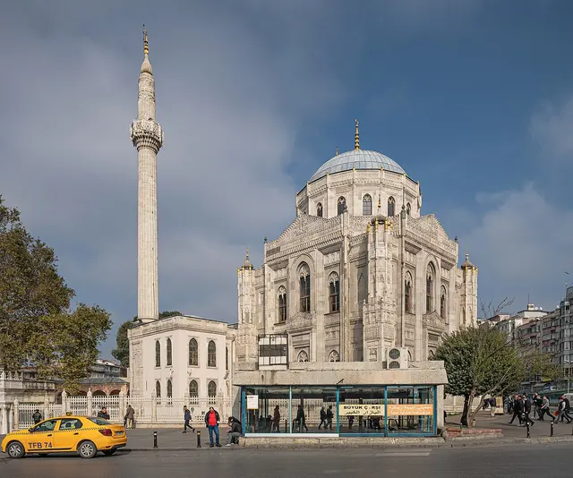 Pertevniyal Valide Sultan Camii